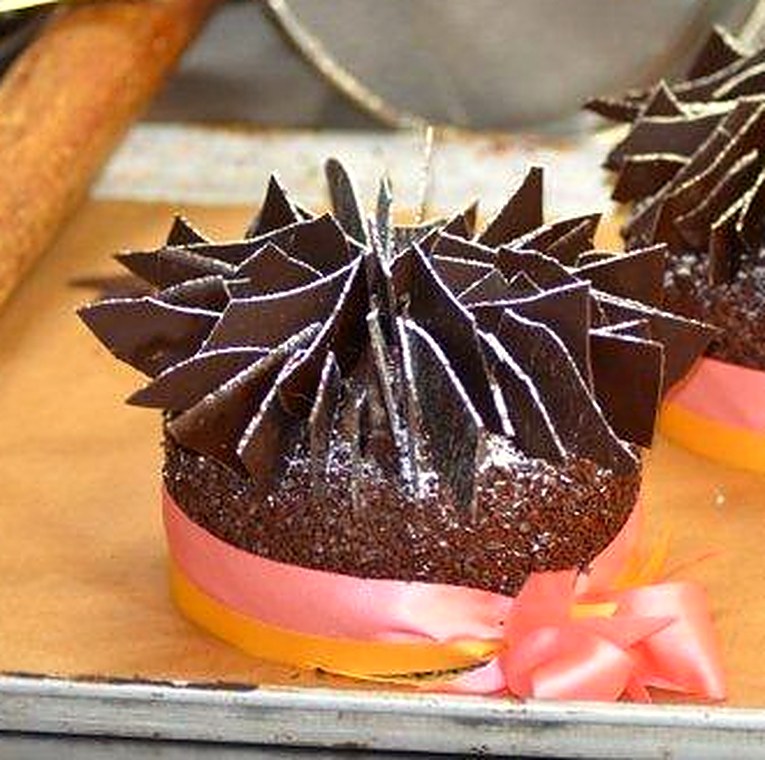 King Henry cake crowned with chocolate spikes